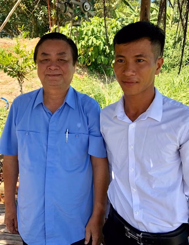 Bí thư Tỉnh ủy Đồng Tháp chụp ảnh cùng Lê Thanh Huy, gương hoàn lương ngụ xã Tân Quới, huyện Thanh Bình.