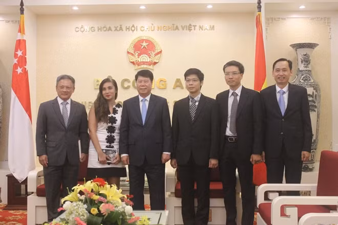 Thứ trưởng Bùi Văn Nam và Tham tán Đại sứ quán Singapore tại buổi tiếp.