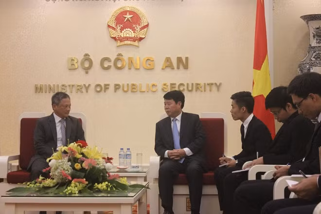 Thứ trưởng Bùi Văn Nam và Tham tán Đại sứ quán Singapore tại buổi tiếp.