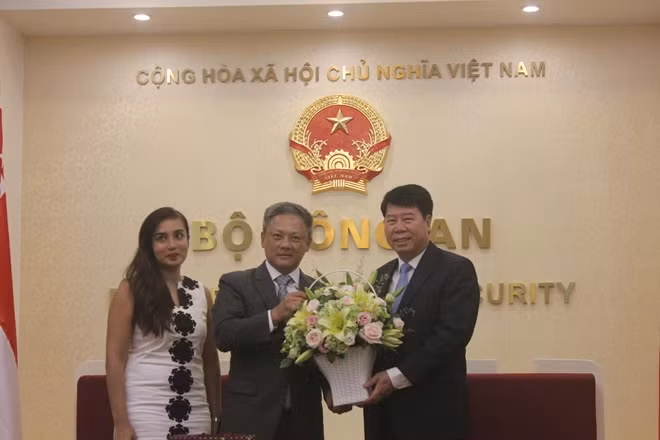 Tham tán Đại sứ quán SIngapore tại Việt Nam tặng hoa Thứ trưởng Bùi Văn Nam