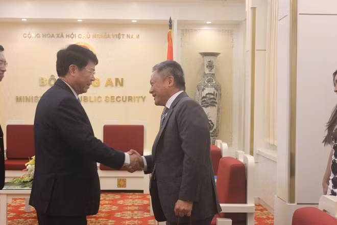 Thứ trưởng Bùi Văn Nam bắt tay chào Tham tán Đại sứ quán Singapore tại Việt Nam.