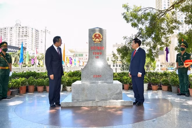 Phó Thủ tướng Phạm Bình Minh và Bộ trưởng Ngoại giao Trung Quốc Vương Nghị chụp ảnh lưu niệm tại cột mốc 1369(2).