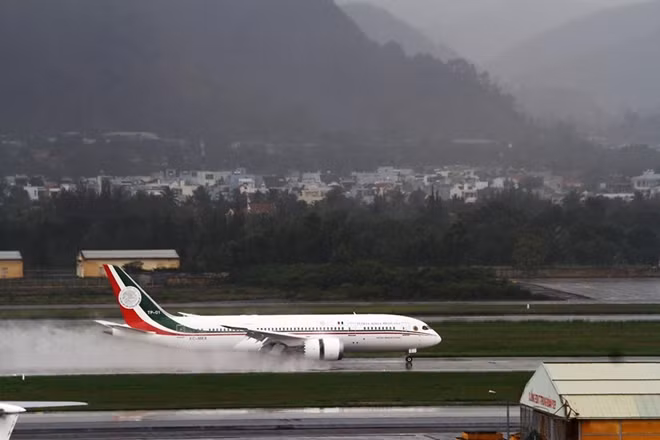 Máy bay chở đoàn đại biểu nền kinh tế Peru tới sân bay Đà Nẵng lúc 9h sáng 9-11. Ảnh: H.Thu