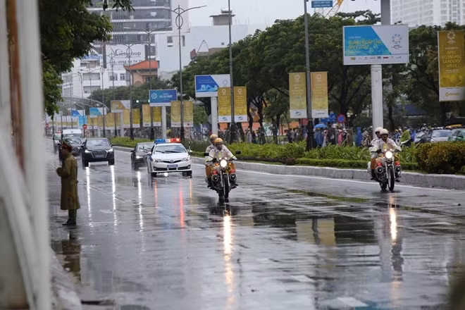 Công tác dẫn đoàn do lực lượng CSGT đảm nhiệm. Ảnh: Hà Linh