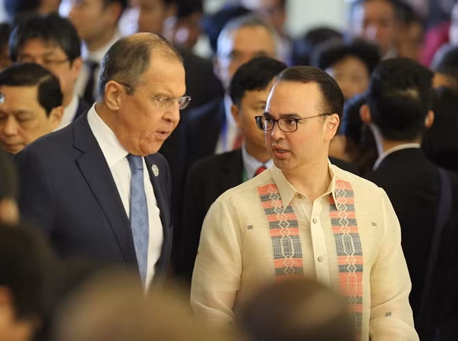 Bộ trưởng Ngoại giao Nga Sergey Lavrov (bên trái) gặp gỡ các đại biểu bên lề hội nghị AMM 29