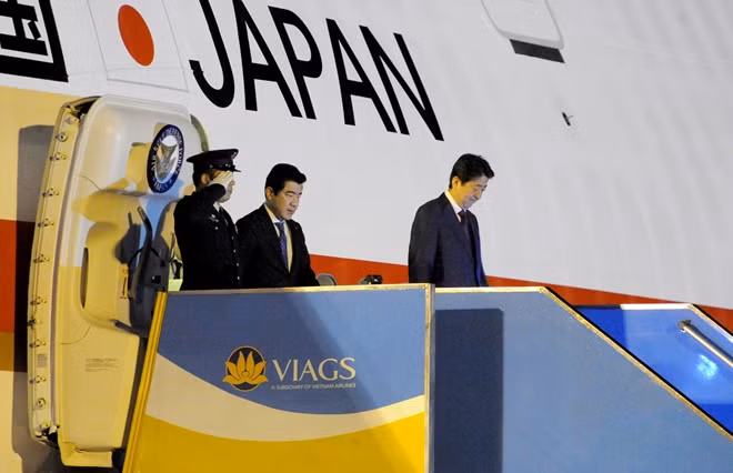 Thủ tướng Nhật Bản Shinzo Abe được đưa tới Đà Nẵng trên chiếc chuyên cơ hiệu Boeing 747-400.