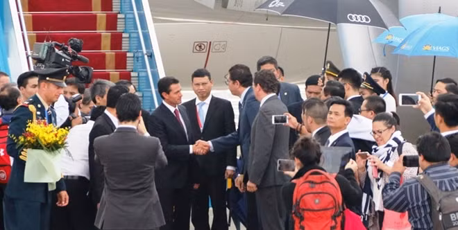 Tổng thống Pena Nieto đáp xuống sân bay Đà Nẵng và là đoàn thành viên APEC thứ 3 đến Đà Nẵng trong sáng 9-11. Ảnh Xuân Huy