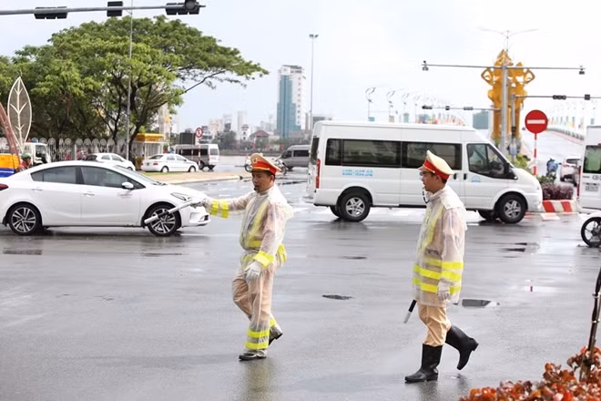 Lực lượng CSGT được triển khai ở khắp các chốt trên đường phố Đà Nẵng. Ảnh: H.Thu
