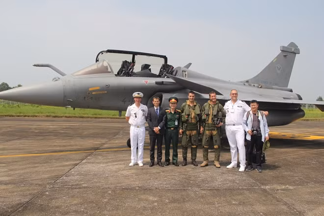 Đại biện lâm thời Pháp tại Việt Nam (người mặc complet) và các thành viên trong đội bay. Ảnh: ĐSQ Pháp