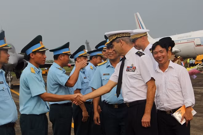 Tướng không quân Patrick Charaix (đi đầu bên phải) dẫn đầu đội hình bay Pháp tới Việt Nam. Ảnh: ĐSQ Pháp