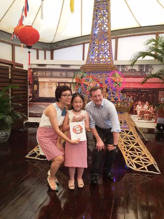 Tiết mục được các bé mong chờ nhất là màn trao quà tặng cho các bạn nhỏ có " chiếc mặt nạ ấn tượng nhất" và "chiếc bánh trung thu đẹp nhất". Tiết mục được các bé mong chờ nhất là màn trao quà tặng cho các bạn nhỏ có " chiếc mặt nạ ấn tượng nhất" và "chiếc bánh trung thu đẹp nhất".