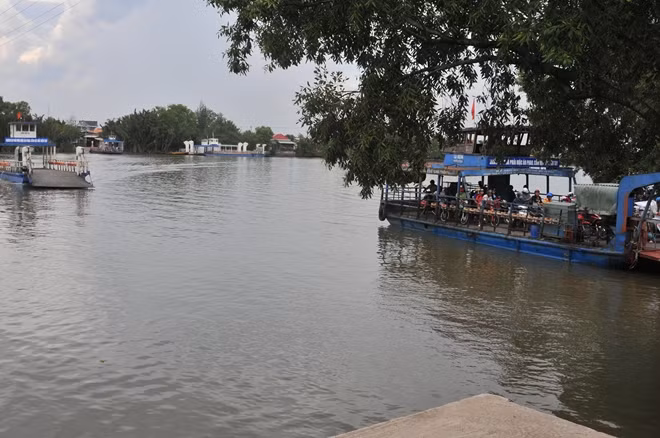 Khu vực bến Phà Cần Giuộc cũng là nơi diễn ra sạt lở thường xuyên Khu vực bến Phà Cần Giuộc cũng là nơi diễn ra sạt lở thường xuyên
