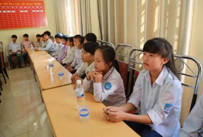 Thầy cô giáo và các học sinh vùng lũ Mường La, Sơn La rất xúc động lắng nghe Thượng tá Phạm Quang Khải chia sẻ câu chuyện về tấm lòng thiện nguyện của bé Bùi Dương Tuệ Minh