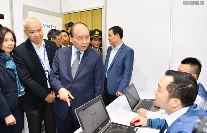 Thủ tướng kiểm tra phòng trực kỹ thuật tại Trung tâm báo chí. Ảnh VGP/Quang Hiếu