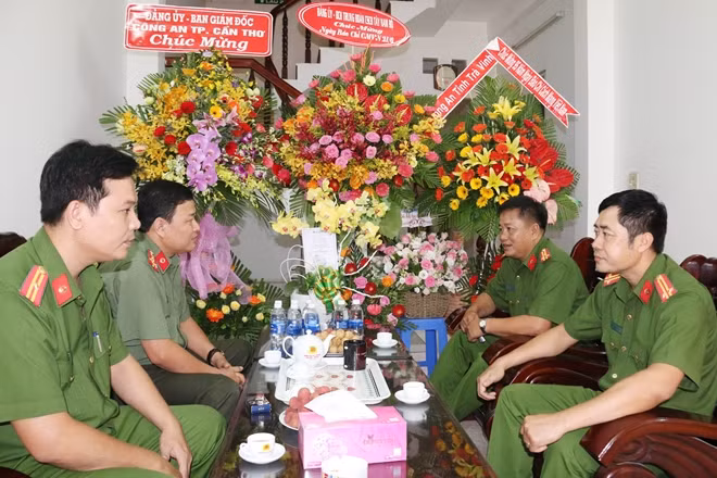 Ban chỉ huy Trung đoàn CSCĐ Tây Nam Bộ chúc mừng báo CAND Văn phòng thường trú tại ĐBSCL.