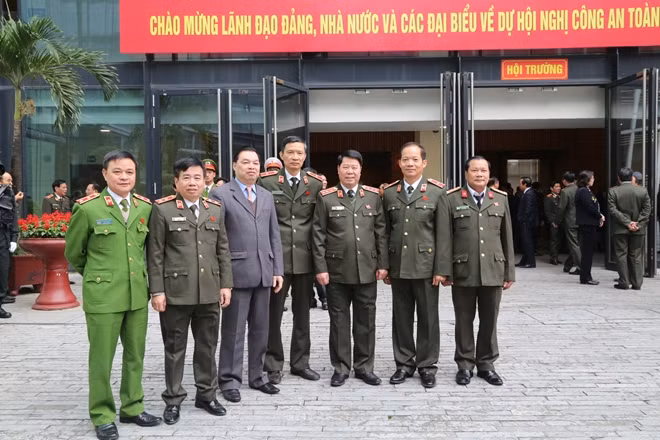 Thứ trưởng Bùi Văn Nam cùng các đại biểu tham dự Hội nghị Công an toàn quốc lần thứ 74