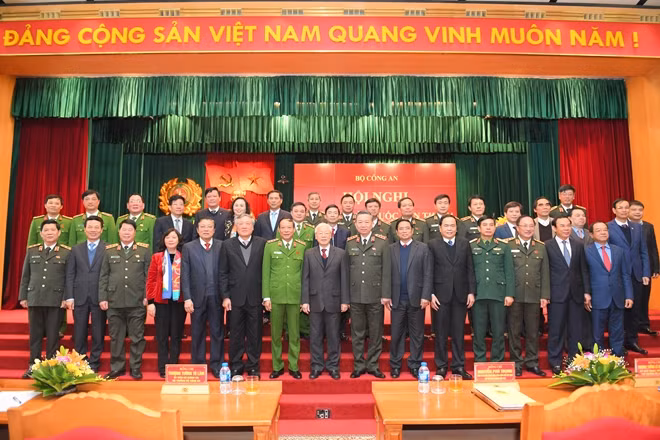 Tổng Bí thư, Chủ tịch nước Nguyễn Phú Trọng chụp ảnh lưu niệm cùng lãnh đạo Bộ Công an và các đại biểu