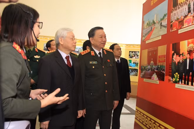 Tổng Bí thư, Chủ tịch nước Nguyễn Phú Trọng, Bộ trưởng Bộ Công an - Thượng tướng Tô Lâm và các đại biểu thăm Triển lãm Công an nhân dân