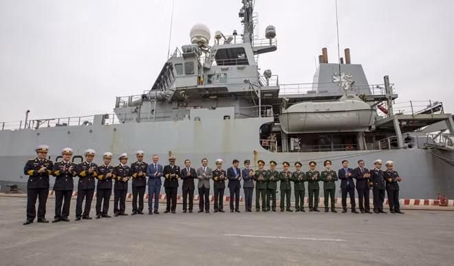 Đại diện quân đội nhân dân Việt Nam và các thành viên trên tàu HMS Enterprise chụp ảnh lưu niệm.