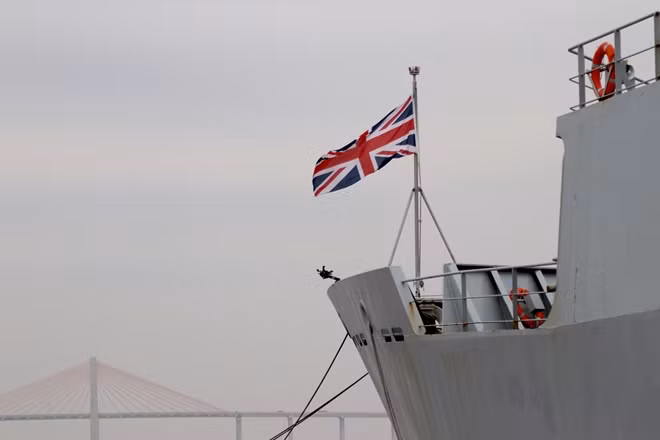 Tàu hải quân HMS Enterprise cập cảng Hải Phòng hôm 19/2