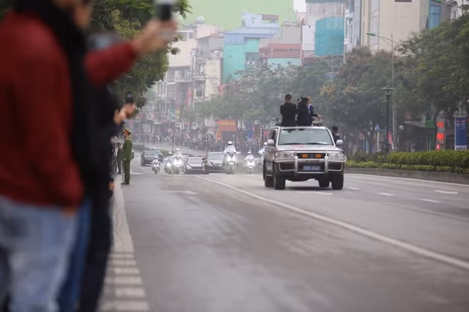 Nhóm phóng viên Triều Tiên được đi trên xe đầu tiên của đoàn hộ tống đang ghi lại những thước phim về sự di chuyển của đoàn xe.