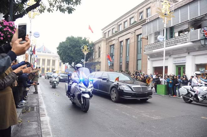 Đoàn xe đi qua Nhà hát lớn