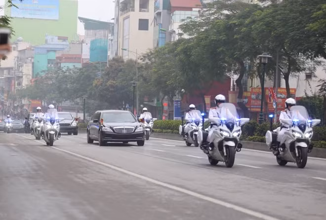 Đoàn xe di chuyển trên đường Nguyễn Văn Cừ
