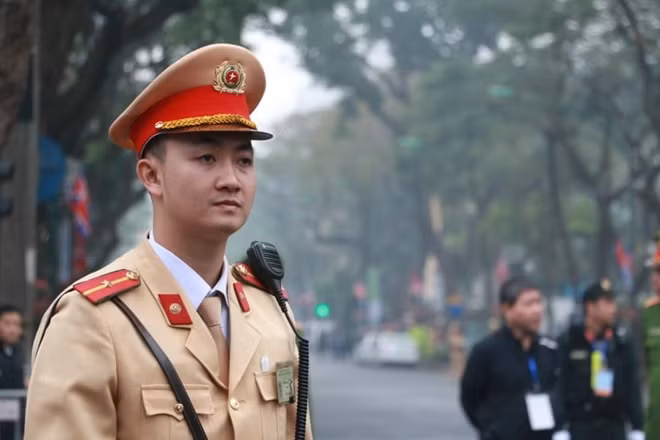 Công an Hà Nội đứng chặn các chốt, đảm bảo an toàn tuyến đường đoàn xe của Chủ tịch Triều Tiên đi qua