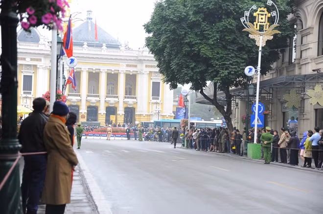 Công tác An ninh được thắt chặt tại nút giao trước mặt Nhà hát lớn.