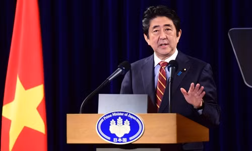 Thủ tướng Nhật Bản Shinzo Abe phát biểu tại cuộc họp báo tối 16-1.