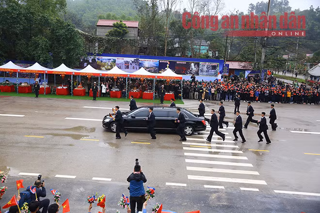Đoàn nhân viên an ninh Triều Tiên chạy bộ theo xe chở Chủ tịch Kim Jong-un Đoàn nhân viên an ninh Triều Tiên chạy bộ theo xe chở Chủ tịch Kim Jong-un