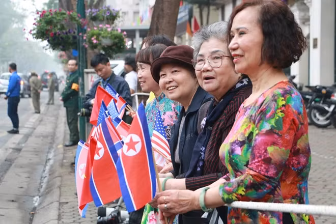 8h20: Hồi hộp, mong chờ Hội nghị thượng đỉnh Mỹ-Triều, rất nhiều người dẫn đã đổ ra đường để chào đón đoàn Tổng thống Donald Trump và Chủ tịch Kim Jong-un.