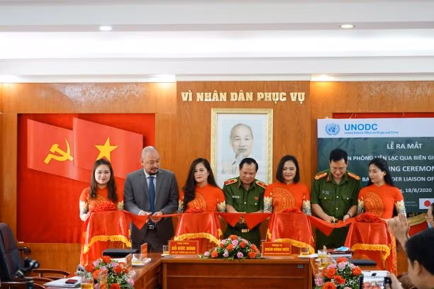 Đại diện Cục Cảnh sát điều tra tội phạm về ma túy Việt Nam và đại diện UNODC cắt băng khánh thành BLO Cao Bằng.