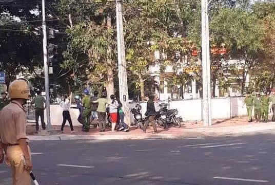 Công an đang phong tỏa hiện trường để điều tra vụ việc. Công an đang phong tỏa hiện trường để điều tra vụ việc.