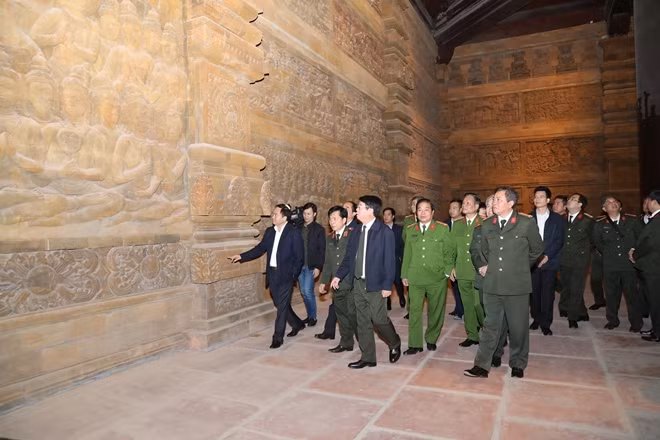 Thứ trưởng Bùi Văn Nam và đoàn công tác đã có buổi khảo sát, kiểm tra trực tiếp thực địa khu vực chùa Tam Chúc.