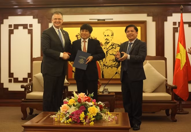 Đại sứ Mỹ tại Việt Nam Daniel J. Kritenbrink đã gặp Bộ trưởng Bộ Giao thông Vận tải Nguyễn Văn Thể và Cục trưởng Cục Hàng không Việt Nam Đinh Việt Thắng để chúc mừng Việt Nam đạt được xếp hạng an toàn hàng không loại 1.