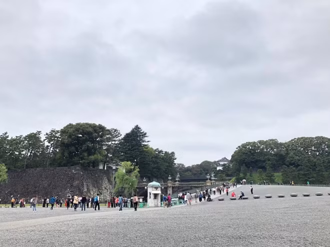 Du khách chỉ được đứng bên ngoài nhìn tòa lâu đài xa xa mà thôi chứ không được vào bên trong tham quan.