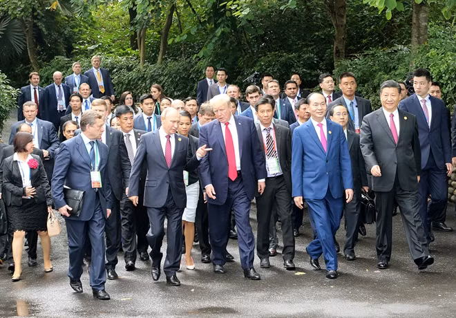 Tổng thống Nga Vladimir Putin và Tổng thống Mỹ Donald Trump tranh thủ trao đổi nhanh với nhau