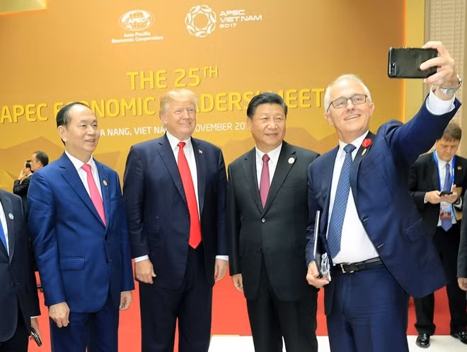 Trong lúc đang nói chuyện bên lề, Thủ tướng Australia Malcolm Turnbull đã mời Chủ tịch nước Trần Đại Quang, Tổng thống Mỹ Donald Trump và Chủ tịch Trung Quốc Tập Cận Bình khác chụp ảnh selfie.