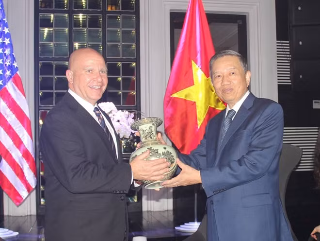 Bộ trưởng Tô Lâm tặng quà Cố vấn an ninh quốc gia Hoa Kỳ H.R.McMaster