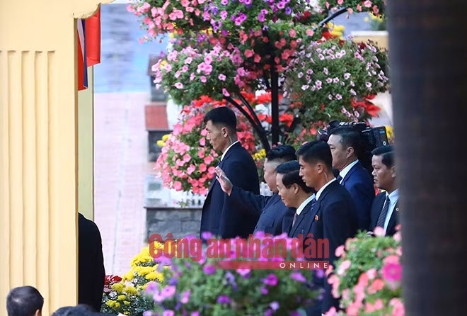 rồi tươi cười vẫy tay chào mọi người khi đi về phía đoàn xe hộ tống. rồi tươi cười vẫy tay chào mọi người khi đi về phía đoàn xe hộ tống.