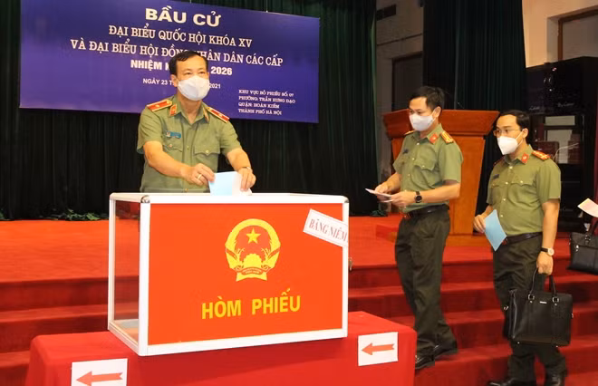 Thứ trưởng Lê Tấn Tới bỏ phiếu bầu cử