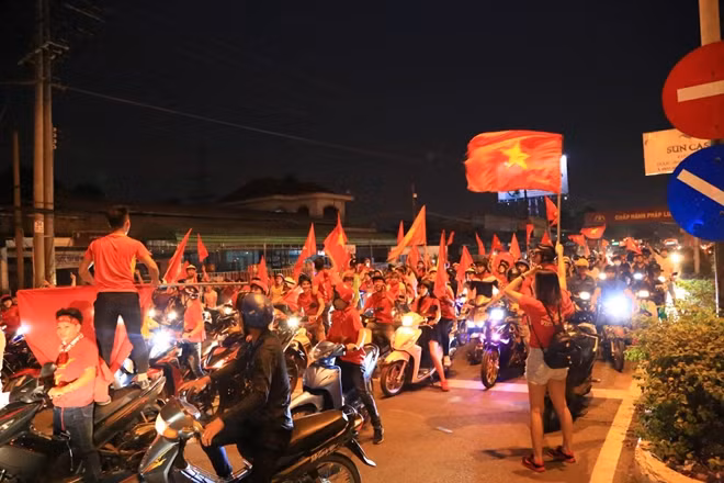 Hàng trăm người dân Bình Dương đổ ra các ngả đường ăn mừng chiến thắng