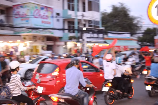 Người hâm mộ ở Cần Thơ đổ ra đường chào mừng chiến thắng