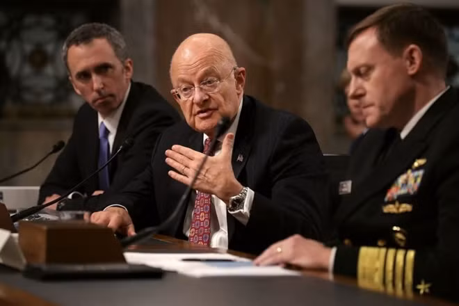 Giám đốc tình báo quốc gia Mỹ James Clapper, Giám đốc Cơ quan an ninh quốc gia Michael Rogers và Thứ trưởng Quốc phòng phụ trách về tình báo Mỹ Marcel Lettre trong cuộc điều trần hôm 5-1. ảnh: Getty.