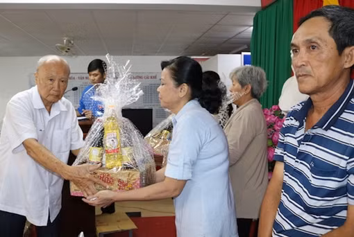 Trao hơn 1.100 phần quà tết cho người nghèo, gia đình có hoàn cảnh khó khăn ở Cần Thơ