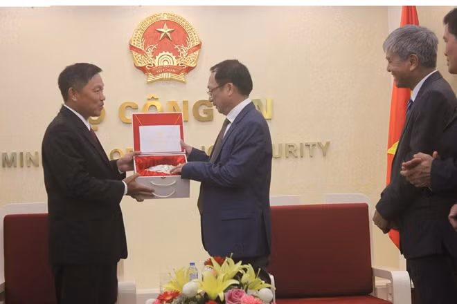 Thứ trưởng Nguyễn Văn Thành tặng quà Phó Tư lệnh cảnh sát Hoàng gia Thái Lan Winai Thongsong. ảnh: Thu Phương