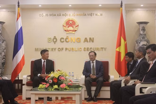 Thượng tướng Nguyễn Văn Thành, Thứ trưởng Bộ Công an và Đại tướng Winai Thongsong, Phó Tư lệnh cảnh sát Hoàng gia Thái Lan (từ phải sang trái) trong buổi tiếp trưa 5-7. ảnh: Thu Phương