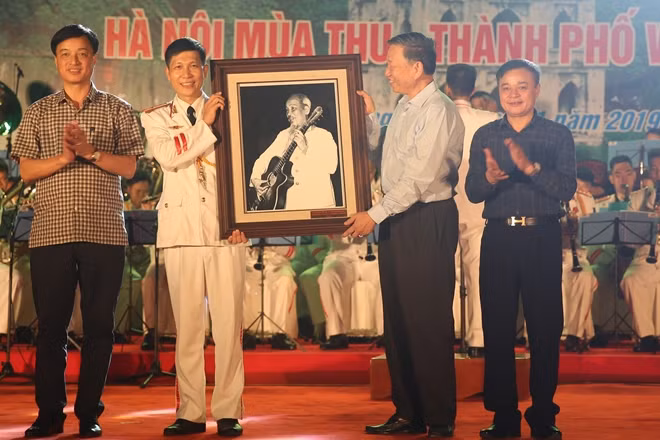 Đại tướng Tô Lâm, Uỷ viên Bộ Chính trị, Bộ trưởng Bộ Công an trao tặng ảnh Bác Hồ cho Đoàn Nghi lễ.
