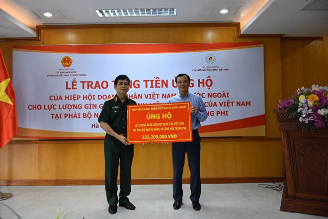 Phó Chủ nhiệm Uỷ ban Nhà nước về người Việt Nam ở nước ngoài trao tặng món quà của Hiệp hội Doanh nhân Việt Nam ở nước ngoài cho đại diện Cục gìn giữ hoà bình Việt Nam